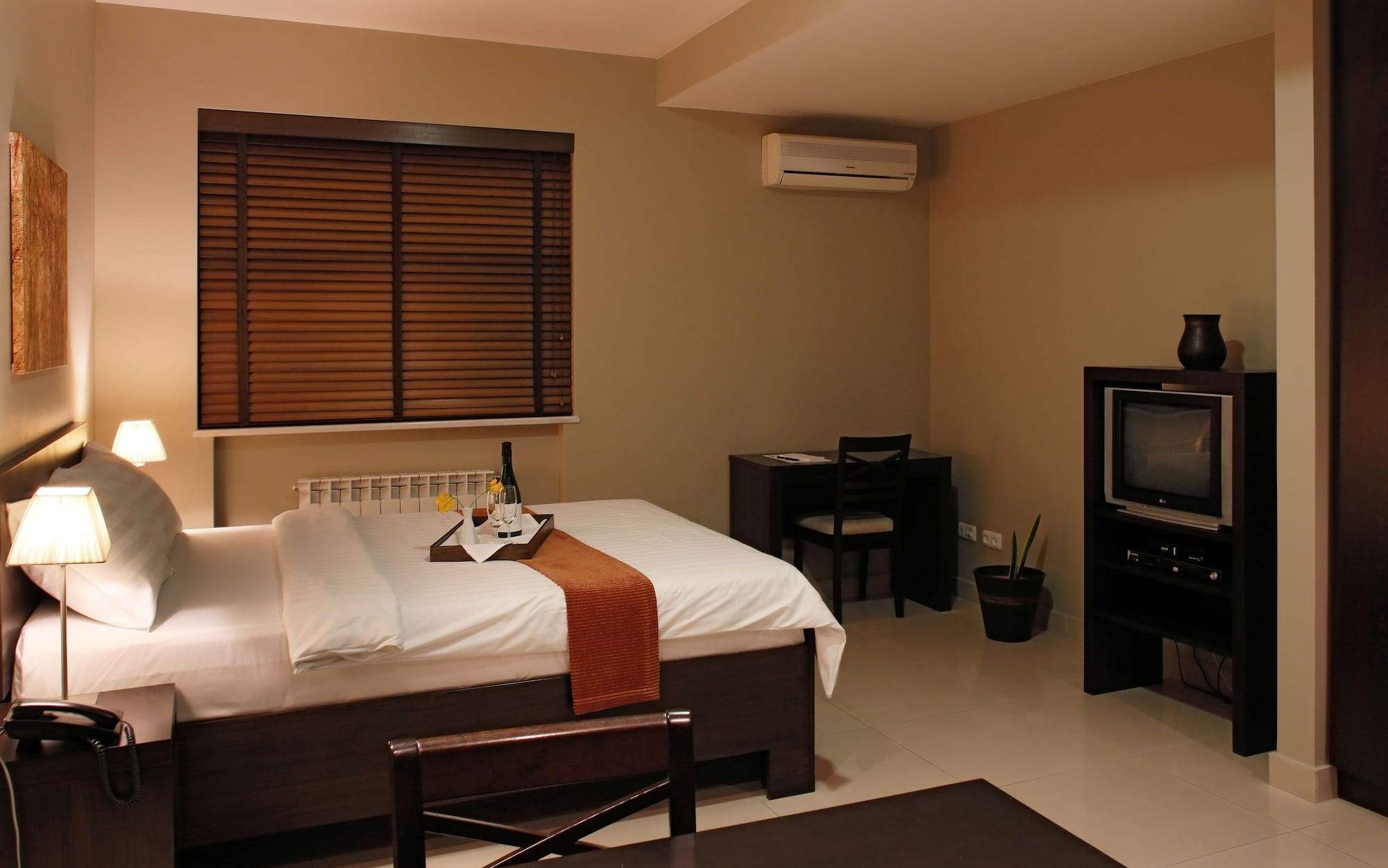 Hotel Meg Ереван Екстериор снимка