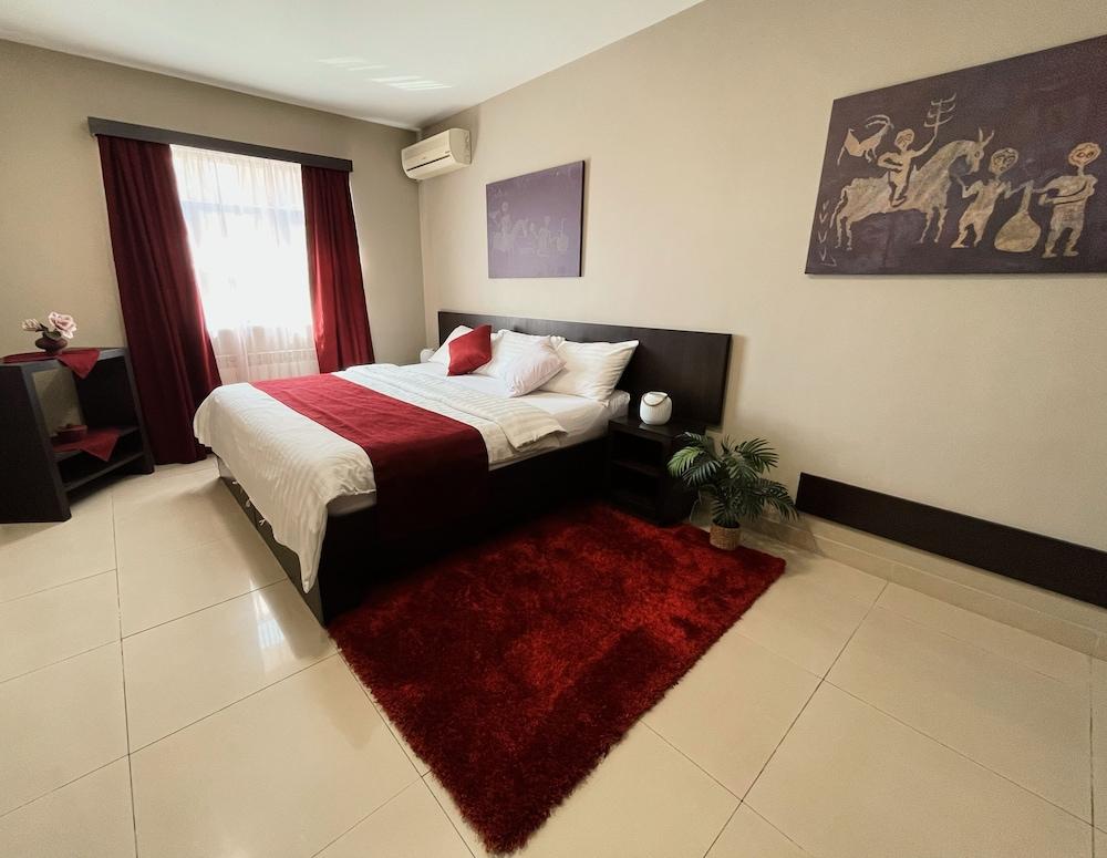 Hotel Meg Ереван Екстериор снимка